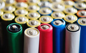 В Сланцах установили экобоксы для сбора батареек и аккумуляторов