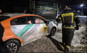 Иномарка столкнулась с легковушкой и грузовиком на трассе «Дорога жизни»