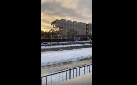 В Сосновом Бору экскаватор чудом избежал завала при сносе здания