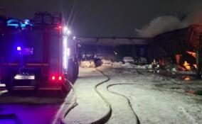 В поселке имени Свердлова потушили горящий ангар