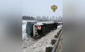 Автобус улетел в кювет на трассе «Нарва» и опрокинулся