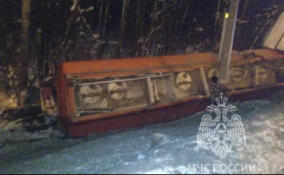 Бензовоз опрокинулся в кювет на Мурманском шоссе