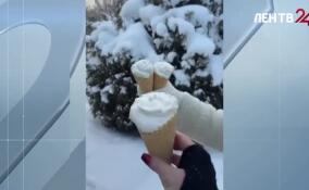 Соцсети захватывает новый тренд: пользователи готовят мороженое своими руками прямо на улице