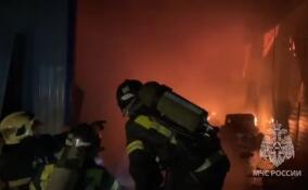 В Тельмана ликвидируют пожар в ангаре