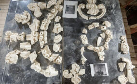 Реставраторы обнаружили в Доме Радио фрагменты утраченного исторического барельефа