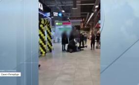 СК переквалифицировал статью о смерти посетителя в ТЦ в Петербурге на убийство, совершенное группой лиц