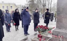 В Гатчине возложили цветы к стеле «Город воинской славы»