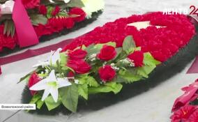 Цветы и венки возложили к подножию мемориала «Разорванное кольцо»