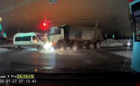 У Кудрово утром во вторник грузовик въехал в микроавтобус