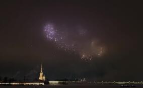 Небо над Петербургом озарил салют в честь годовщины снятия блокады Ленинграда