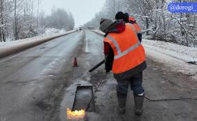 В Волховском районе провели ямочный ремонт дороги с применением холодного асфальта