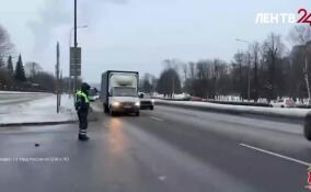 Более 300 автомобилей проверили полиция и Росгвардия в Калининском районе