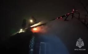 Пожарные тушат полыхающий дом под Гатчиной