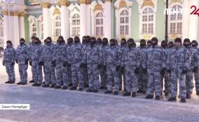 Сотни полицейских и сотрудников Росгвардии прошли строем по Дворцовой площади. В Петербурге проверили готовность сотрудников ключевых подразделений