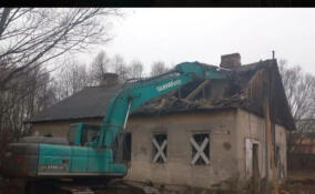 Прокуратура добилась сноса пяти аварийных домов в Волховском районе