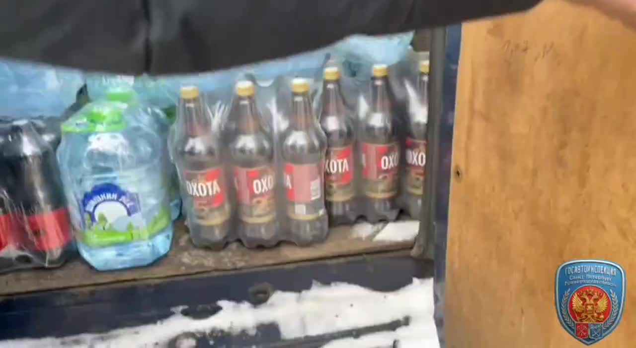 Более 100 литров контрафактного алкоголя обнаружили в фургоне в Петербурге
