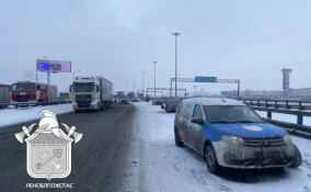 На КАД столкнулись сразу 10 машин – девять легковушек и грузовик