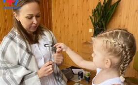 Врачи из Ленобласти принимают пациентов в Енакиево