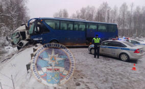 Автобус столкнулся по касательной с «Камазом» в Кировском районе