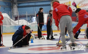 В Колтушах завершился второй день соревнований по керлингу