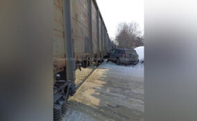 На ж/д переезде в Ленобласти автомобиль врезался в поезд