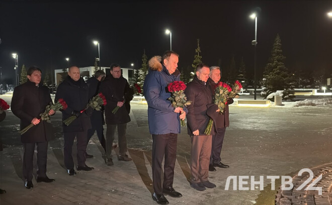 Александр Дрозденко и Владимир Мединский возложили цветы к мемориалу в Зайцево