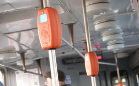 98,8% всех поездок в транспорте Петербурга оплачивают безналичным способом