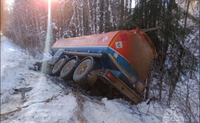 На трассе в Лодейном Поле столкнулись легковушка и бензовоз