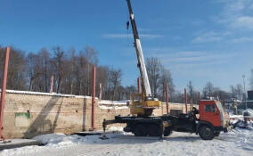 В Луге начался монтаж колонн теневого навеса для нового стадиона