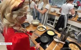 В Петербурге испекли две тысячи блинов для подопечных «Ночлежки»