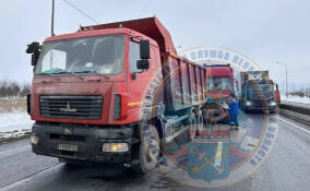 На трассе М-10 фура влетела в самосвал