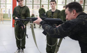 Школьников Гатчинского округа обучают тактической и огневой подготовке