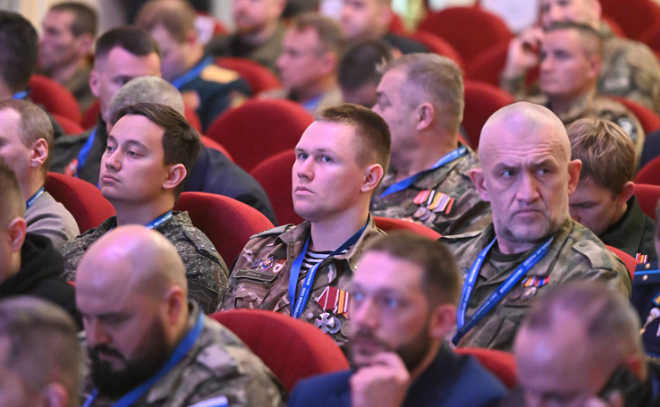 Александр Дрозденко поздравил ленинградцев с Днем защитника Отечества