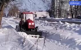 Около 400 единиц спецтехники ежедневно выходили на уборку снега в выходные в Ленобласти