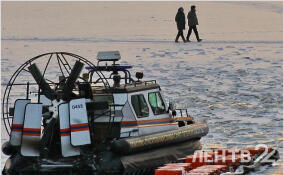 Девять человек оказались в беде на льду в бухте Батарейная