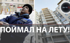 Герой-дворник по имени Хайрулло повредил кисть, спасая жизнь ребенку, и теперь убирает снег одной рукой