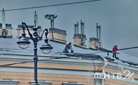 56-летняя женщина попала в больницу после падения на нее наледи в Петербурге