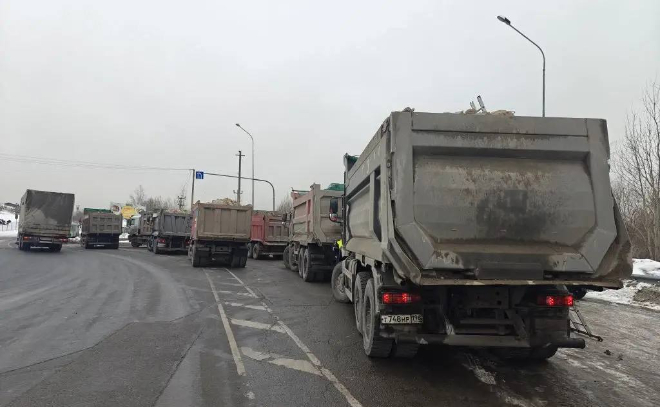 Госэконадзор проверил 10 грузовиков с отходами в Буграх
