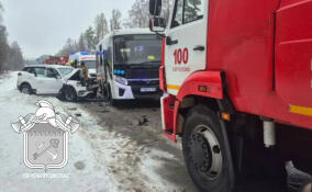 Автобус и кроссовер столкнулись в Агалатово: пострадали двое