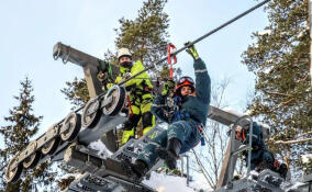 Спасатели провели учения на десятиметровой высоте в Приозерском районе