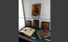 В музее в Пикалево открылась выставка под названием «Веры светлое оконце»