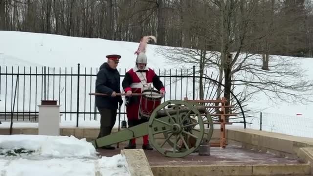 В Приоратском дворце полуденный выстрел из пушки XVIII века дал ветеран Великой Отечественной войны