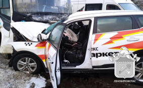 Автобус столкнулся с такси на «Нарве»: пострадали трое