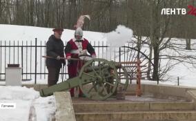 Почетный житель Гатчины выстрелил из пушки у стен Приоратского дворца