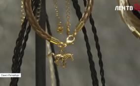 Юлия Бойша делает лошадиные обереги из конского волоса