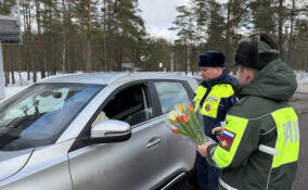 В Выборгском районе сотрудники Госавтоинспекции вручили женщинам-водителям цветы