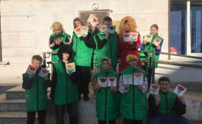 Весенний десант: Жительницам Сланцев подарили цветы и открытки