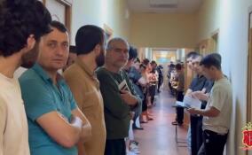 Более 400 мигрантов проверили полицейские в хостеле в Петербурге