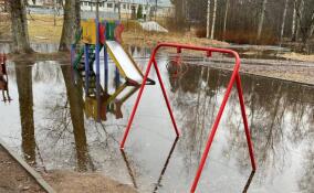 Прокуратура нашла нарушения в содержании детской площадки в Лебяжьем