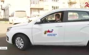 В Гатчине ветеранам СВО вручили ключи от автомобилей с ручным управлением